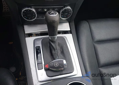 2012 Mercedes-Benz C 250 Sport z USA, uszkodzony, nr VIN WDDGF4HB9CA604970